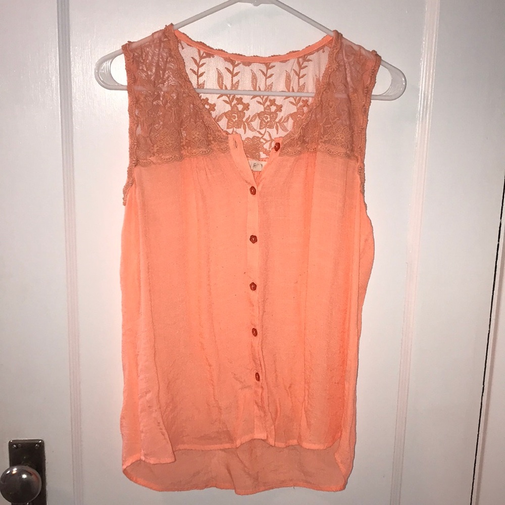 Super cute tank!! 🍑